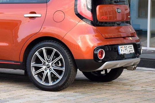 Hätten Sie's gesehen? Der rechte Hinterreifen des Kia Soul hat nur noch rund ein bar.