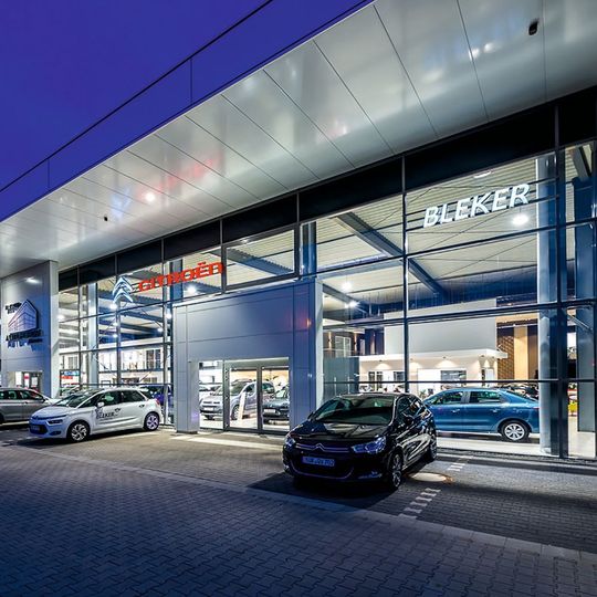 Das moderne Mehrmarkenautohaus wirkt luftig und lädt mit dem breiten Vordach auch bei schlechtem Wetter zum Flanieren ein. Das moderne Mehrmarkenautohaus wirkt luftig und lädt mit dem breiten Vordach auch bei schlechtem Wetter zum Flanieren ein.