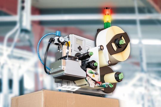 Die LED-Signalsäule Kombi-Sign von Werma im Einsatz auf einer CAB-Etikettiermaschine. Die LED-Signalsäule Kombi-Sign von Werma im Einsatz auf einer CAB-Etikettiermaschine.