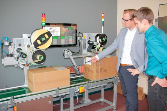 Alexander Nagel von CAB (links) und Guntram Stadelmann (rechts) begutachten die Etikettiermaschine und kommen überein: Die LED-Signalsäule Kombi-Sign 40 ist nicht nur deutlich heller, sondern auch sparsamer, wirtschaftlicher und langlebiger. Alexander Nagel von CAB (links) und Guntram Stadelmann (rechts) begutachten die Etikettiermaschine und kommen überein: Die LED-Signalsäule Kombi-Sign 40 ist nicht nur deutlich heller, sondern auch sparsamer, wirtschaftlicher und langlebiger.