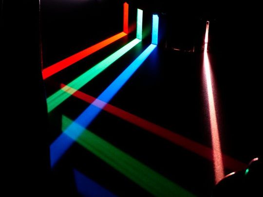 Daten mit Licht übertragen ist nicht nur sicherer, sondern das verfügbare Spektrum des Lichts ist frei von Regulierungen. Daten mit Licht übertragen ist nicht nur sicherer, sondern das verfügbare Spektrum des Lichts ist frei von Regulierungen.