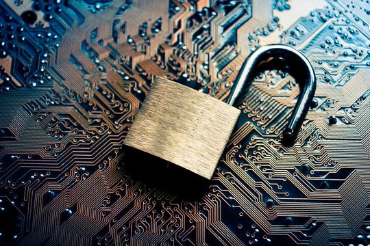 Sicherheitsforscher haben eine gravierende Schwachstelle bei der Implementierung der RSA-Verschlüsselung in der Embedded Software von TPM-Modulen aus dem Haus Infineon entdeckt. Aus diesem Grund sperrt die estnische Regierung nun über 700.000 betroffene eID-Zertifikate. Sicherheitsforscher haben eine gravierende Schwachstelle bei der Implementierung der RSA-Verschlüsselung in der Embedded Software von TPM-Modulen aus dem Haus Infineon entdeckt. Aus diesem Grund sperrt die estnische Regierung nun über 700.000 betroffene eID-Zertifikate.