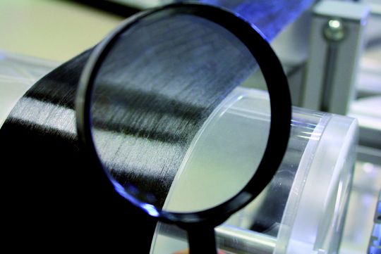 Kohlenstofffaserverstärktes, thermoplastisches Tape unter der Lupe Kohlenstofffaserverstärktes, thermoplastisches Tape unter der Lupe