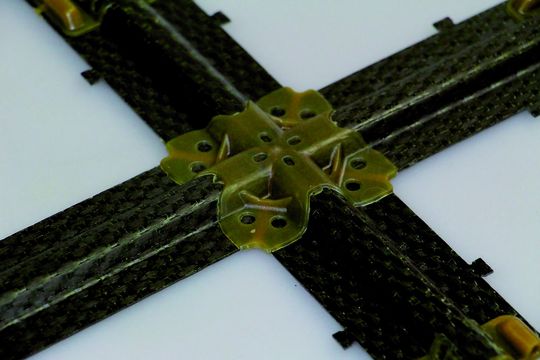Detailaufnahme eines Verbindungsknotens der Sub-Versteifungsstruktur auf Basis von Polyetherimid (PEI) – hergestellt im Hybrid-Molding-Verfahren Detailaufnahme eines Verbindungsknotens der Sub-Versteifungsstruktur auf Basis von Polyetherimid (PEI) – hergestellt im Hybrid-Molding-Verfahren