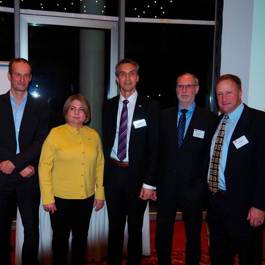 (v.l.) Stefan Lüder, Siemens, Projektmanager für die APL, Katherine Voss, President der Organisation ODVA, Karsten Schneider, Chairman der Organisation PI, Dr. Jörg Hähniche, Endress+Hauser, Vorsitzender des Steering CommitteeTed Masters, President der Organisation Fieldcomm Group bei der Pressekonferenz im Vorfeld der Namur-Hauptsitzung. (v.l.) Stefan Lüder, Siemens, Projektmanager für die APL, Katherine Voss, President der Organisation ODVA, Karsten Schneider, Chairman der Organisation PI, Dr. Jörg Hähniche, Endress+Hauser, Vorsitzender des Steering CommitteeTed Masters, President der Organisation Fieldcomm Group bei der Pressekonferenz im Vorfeld der Namur-Hauptsitzung.