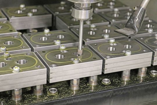 Les composants des pompes de dosage à engrenages de Pomtava sont fabriqués avec une précision au µm par les rectifieuses Hauser S35 et S40 modernisées. Les composants des pompes de dosage à engrenages de Pomtava sont fabriqués avec une précision au µm par les rectifieuses Hauser S35 et S40 modernisées.