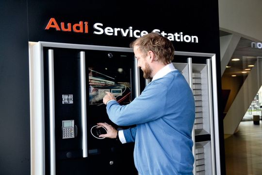 Über die Audi-Service-Station kann ein Kunde rein digital sein Auto zum Service abgeben, den Werkstattersatzwagen in Empfang nehmen und die Rechnung begleichen.