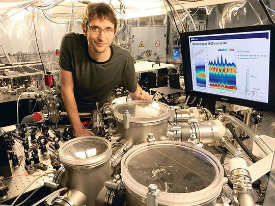 ETH-Forschenden ist es gelungen, die Pulsdauer eines Röntgenlasers im Labor auf nur 43 Attosekunden zu verkürzen. Mit dieser Zeitauflösung ist es nun erstmals möglich, die Bewegung von Elektronen während chemischer Reaktionen in Zeitlupe zu beobachten. ETH-Forschenden ist es gelungen, die Pulsdauer eines Röntgenlasers im Labor auf nur 43 Attosekunden zu verkürzen. Mit dieser Zeitauflösung ist es nun erstmals möglich, die Bewegung von Elektronen während chemischer Reaktionen in Zeitlupe zu beobachten.