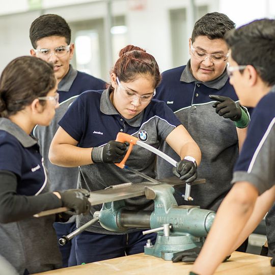In dem neuen Ausbildungszentrum im Werk San Luis Potosí in Mexiko werden insgesamt 1.500 neue Mitarbeiter und Auszubildende in elf Bereichen qualifiziert. In dem neuen Ausbildungszentrum im Werk San Luis Potosí in Mexiko werden insgesamt 1.500 neue Mitarbeiter und Auszubildende in elf Bereichen qualifiziert.