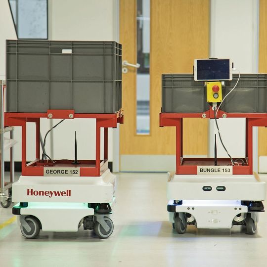 Bei Honeywell Analytics sorgen drei MiR100 dafür, dass die Belegschaft von monotonen Trans- portaufgaben entlastet wird. Dadurch können die Mitarbeiter wieder gezielt an den Produktionslinien arbeiten. Bei Honeywell Analytics sorgen drei MiR100 dafür, dass die Belegschaft von monotonen Trans- portaufgaben entlastet wird. Dadurch können die Mitarbeiter wieder gezielt an den Produktionslinien arbeiten.