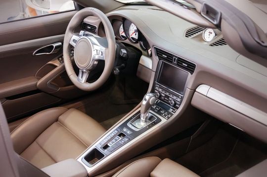 Zu den vielfältigen Anwendungen von Zahnrädern aus DuPont™ Delrin® im Kfz-Innenraum gehören die Lenkunterstützung, die Sitzverstellung, Türsysteme, Sicherheitsgurt-Retraktoren usw. Zu den vielfältigen Anwendungen von Zahnrädern aus DuPont™ Delrin® im Kfz-Innenraum gehören die Lenkunterstützung, die Sitzverstellung, Türsysteme, Sicherheitsgurt-Retraktoren usw.