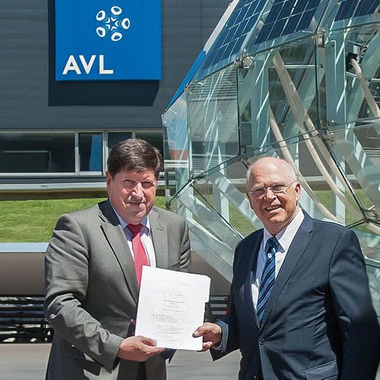 Prof. Thomas Hirth vom Karlsruher Institut für Technologie und AVL CEO Helmut List wollen gemeinsam im Bereich der Antriebs- und Mobilitätstechnologien sowie der dazugehörigen Entwicklungstechnologien forschen. Prof. Thomas Hirth vom Karlsruher Institut für Technologie und AVL CEO Helmut List wollen gemeinsam im Bereich der Antriebs- und Mobilitätstechnologien sowie der dazugehörigen Entwicklungstechnologien forschen.