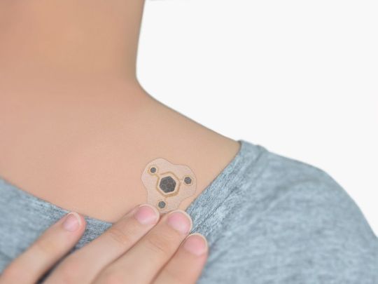 Für tragbare Gesundheits-Patches zeigt Covestro auf der Compamed erstmals Platilon-Blasfolien. Sie eignen sich für Wearables, die über längere Zeit auf der Haut getragen werden. Für tragbare Gesundheits-Patches zeigt Covestro auf der Compamed erstmals Platilon-Blasfolien. Sie eignen sich für Wearables, die über längere Zeit auf der Haut getragen werden.