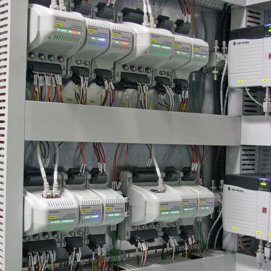 Für das Projekt wurde eine geteilte Lösung entwickelt, bestehend aus einer normalen CPU (Hauptprozessor) und einer Sicherheitssteuerung, die allen Anforderungen an die funktionale Sicherheit gerecht wird. Für das Projekt wurde eine geteilte Lösung entwickelt, bestehend aus einer normalen CPU (Hauptprozessor) und einer Sicherheitssteuerung, die allen Anforderungen an die funktionale Sicherheit gerecht wird.