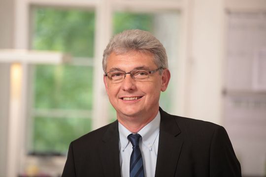 „Vielfach befürchten Beschäftigte und Führungskräfte in kreativen Bereichen, mit klaren Abläufen an Freiheiten zu verlieren, die für neue Ideen und Innovationen entscheidend sind“, erklärt Staufen-Experte Dr. Andreas Romberg.