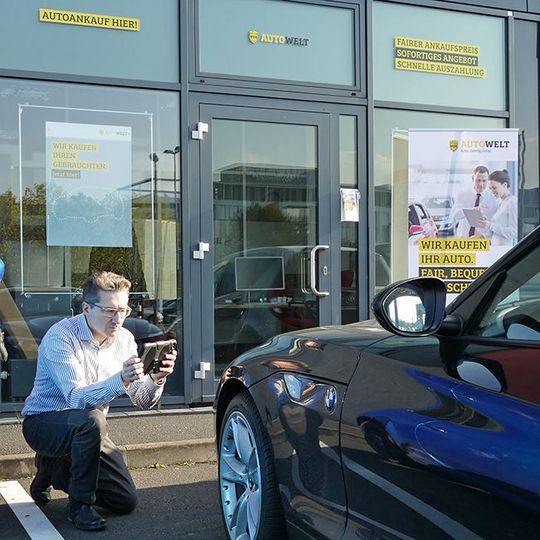 Die Ankaufstelle befindet sich im Gebäude der Kölner Zulassungsstelle, die zu den größten Deutschlands gehört. Die Ankaufstelle befindet sich im Gebäude der Kölner Zulassungsstelle, die zu den größten Deutschlands gehört.