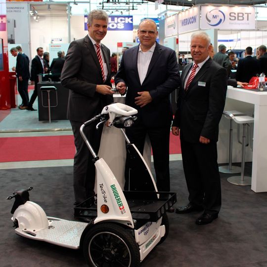 Achim Kuhli, Geschäftsführer Bruderer GmbH (li.), und Ronald Baiker, Vertrieb Bruderer (re.), überreichen Frank Bauer, Geschäftsführer Schroeder+Bauer, das Tec Trike. Achim Kuhli, Geschäftsführer Bruderer GmbH (li.), und Ronald Baiker, Vertrieb Bruderer (re.), überreichen Frank Bauer, Geschäftsführer Schroeder+Bauer, das Tec Trike.