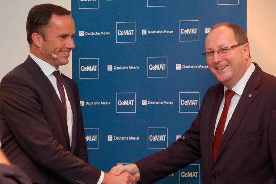 Treiben das Thema Start-ups nach vorne (v.l.): Hannover-Messe-Chef Dr. Jochen Köckler und BVL-Geschäftsführer Prof. Dr.-Ing. Thomas Wimmer, hier beim Handshake auf dem 34. Deutschen Logistik-Kongress. Treiben das Thema Start-ups nach vorne (v.l.): Hannover-Messe-Chef Dr. Jochen Köckler und BVL-Geschäftsführer Prof. Dr.-Ing. Thomas Wimmer, hier beim Handshake auf dem 34. Deutschen Logistik-Kongress.