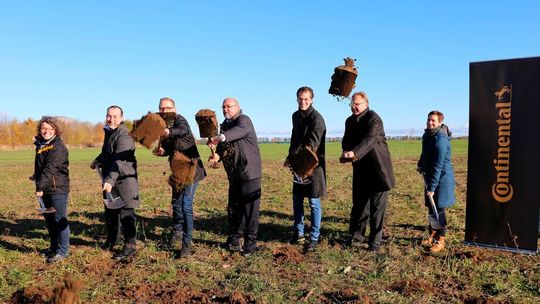 Von rechts: Dr. Carla Recker, Dr. Carsten Venz, Dr. Andreas Topp (alle Continental), Wirtschaftsminister Harry Glawe, Dr. Boris Mergell (Continental), Bürgermeister Michael Gallander und Dr. Katharina Herzog (Continental) beim Spatenstich.