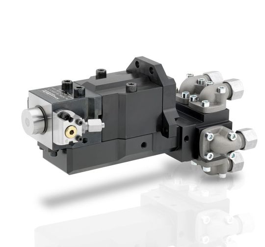 Der neu entwickelte Linearmischkopf MK 5-2+1K von Krauss-Maffei ermöglicht laut Hersteller den besonders schnellen und effizienten Farbwechsel beim Colorform-Verfahren, bei dem ein thermoplastischer Grundkörper mit Polyurethan (PUR) oder Polyurea (PUA) als Oberflächenmaterial überflutet wird. Er gehört zu einem Trio neuer Mischköpfe für die Polyurethanverarbeitung und wurde auf der Fakuma 2017 vorgestellt. Der neu entwickelte Linearmischkopf MK 5-2+1K von Krauss-Maffei ermöglicht laut Hersteller den besonders schnellen und effizienten Farbwechsel beim Colorform-Verfahren, bei dem ein thermoplastischer Grundkörper mit Polyurethan (PUR) oder Polyurea (PUA) als Oberflächenmaterial überflutet wird. Er gehört zu einem Trio neuer Mischköpfe für die Polyurethanverarbeitung und wurde auf der Fakuma 2017 vorgestellt.