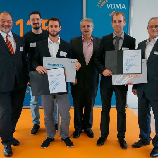(v.l.n.r.) Karl Friedrich Schmidt, Vorstandsvorsitzender Software und Digitalisierung; Frederic Friess, Centigrade; Dominic Gottwalles, Centigrade; Axel Dürrbaum, Universität Kassel; Lars Kistner; Prof. Claus Oetter, stellv. Geschäftsführer Software und Digitalisierung. (v.l.n.r.) Karl Friedrich Schmidt, Vorstandsvorsitzender Software und Digitalisierung; Frederic Friess, Centigrade; Dominic Gottwalles, Centigrade; Axel Dürrbaum, Universität Kassel; Lars Kistner; Prof. Claus Oetter, stellv. Geschäftsführer Software und Digitalisierung.