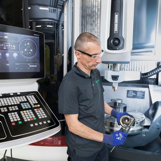 In ihrem jüngsten Kooperationsprojekt entwickeln DMG Mori und Schaeffler additive Herstellungsverfahren von Wälzlagerkomponenten aus gradierten Materialien in kleinen Losgrößen mittels Laserauftragsschweißen. In ihrem jüngsten Kooperationsprojekt entwickeln DMG Mori und Schaeffler additive Herstellungsverfahren von Wälzlagerkomponenten aus gradierten Materialien in kleinen Losgrößen mittels Laserauftragsschweißen.