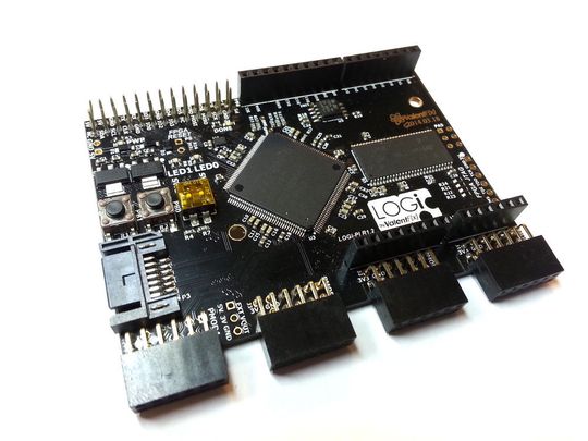 Ein LOGI-Board von Premier Farnell, dass Einplatinenrechner wie Raspberry Pi oder Beagle Board Black um die Flexibilität und den Funktionsumfang eines FPGAs erweitert. Dank ihrer Wiederprogrammierbarkeit und ihrer zunehmenden Komplexität lösen FPGAs und Programmierbare SoCs herkömmliche Prozessor- oder Mikrocontroller-basierte Systemlösungen zunehmend ab. Ein LOGI-Board von Premier Farnell, dass Einplatinenrechner wie Raspberry Pi oder Beagle Board Black um die Flexibilität und den Funktionsumfang eines FPGAs erweitert. Dank ihrer Wiederprogrammierbarkeit und ihrer zunehmenden Komplexität lösen FPGAs und Programmierbare SoCs herkömmliche Prozessor- oder Mikrocontroller-basierte Systemlösungen zunehmend ab.