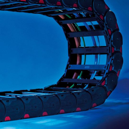 Der Einsatz von Gleitschuhen soll die Lebensdauer der E-Kette auf das bis zu Fünffache verlängern können. Der Einsatz von Gleitschuhen soll die Lebensdauer der E-Kette auf das bis zu Fünffache verlängern können.