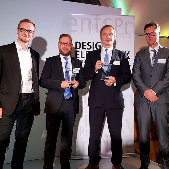 Jonas Diekmann sowie Kilian Schmale nahmen für das Unternehmen Harting und Armin Deinzer sowie Joachim Klawonn für das Unternehmen Hirose die Auszeichnung zum „Innovator des Jahres“ entgegen (v.l.n.r.). Jonas Diekmann sowie Kilian Schmale nahmen für das Unternehmen Harting und Armin Deinzer sowie Joachim Klawonn für das Unternehmen Hirose die Auszeichnung zum „Innovator des Jahres“ entgegen (v.l.n.r.).