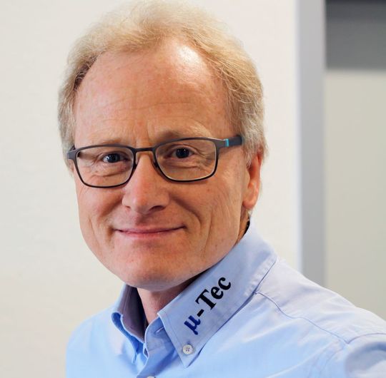 Michael Klink, einer der beiden Geschäftsführer von µ-Tec über Segoni.Futur: „Wir wussten letztlich über das, was wir wirklich leisten konnten, nicht genügend Bescheid, sodass Kapazitäten ungenutzt blieben. Mit dem ERP/PPMS-System von Segoni hat sich das geändert, und dennoch kommt kaum Stress auf.“ Michael Klink, einer der beiden Geschäftsführer von µ-Tec über Segoni.Futur: „Wir wussten letztlich über das, was wir wirklich leisten konnten, nicht genügend Bescheid, sodass Kapazitäten ungenutzt blieben. Mit dem ERP/PPMS-System von Segoni hat sich das geändert, und dennoch kommt kaum Stress auf.“