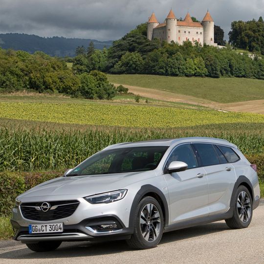 Der Opel Insignia Country Tourer kostet mindestens 34.885 Euro.