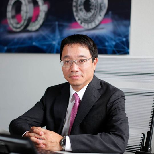 Norimitsu Ito ergänzt die bislang zweiköpfige Führungsspitze aus Ekrem Sirman und Masanao Kobayashi; bereits zu Beginn des Jahres war die Harmonic Drive Systems Inc., Japan, alleiniger Gesellschafter der Harmonic Drive AG geworden. Norimitsu Ito ergänzt die bislang zweiköpfige Führungsspitze aus Ekrem Sirman und Masanao Kobayashi; bereits zu Beginn des Jahres war die Harmonic Drive Systems Inc., Japan, alleiniger Gesellschafter der Harmonic Drive AG geworden.