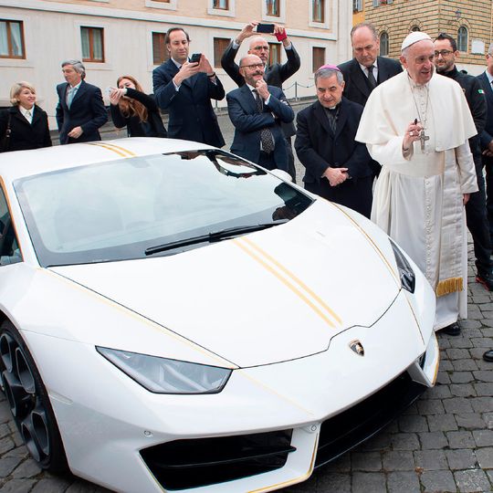 Papst Franziskus versteigert den geschenkten Lamborghini Huracan für einen guten Zweck. Papst Franziskus versteigert den geschenkten Lamborghini Huracan für einen guten Zweck.