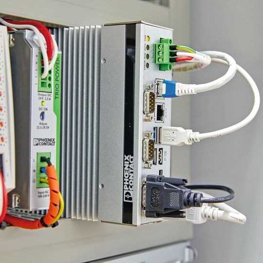 Aufgrund seiner kompakten und lüfterlosen Bauform lässt sich der Box-PC in nahezu jede Anwendung einbauen. Aufgrund seiner kompakten und lüfterlosen Bauform lässt sich der Box-PC in nahezu jede Anwendung einbauen.