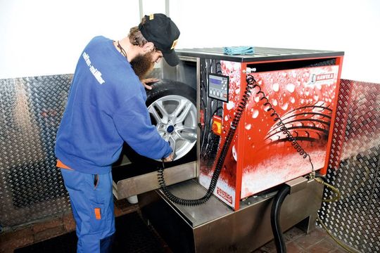 Beim Trockenblasen entfernt der Anwender auch eventuell im Reifenprofil haftende Granulatperlen. Beim Trockenblasen entfernt der Anwender auch eventuell im Reifenprofil haftende Granulatperlen.