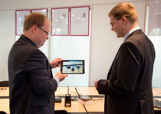Mit dem Software-Paket können Unternehmen ohne hohe Investitionen testen, ob sich eine Industrie-4.0-Umgebung rentiert. Mit dem Software-Paket können Unternehmen ohne hohe Investitionen testen, ob sich eine Industrie-4.0-Umgebung rentiert.