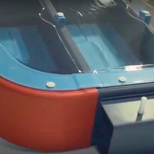 Am Stand auf der Blechexpo konnten Besucher das neuentwickelte Batteriegehäuse zum Schutz der Fahrzeugbatterie begutachten. Am Stand auf der Blechexpo konnten Besucher das neuentwickelte Batteriegehäuse zum Schutz der Fahrzeugbatterie begutachten.