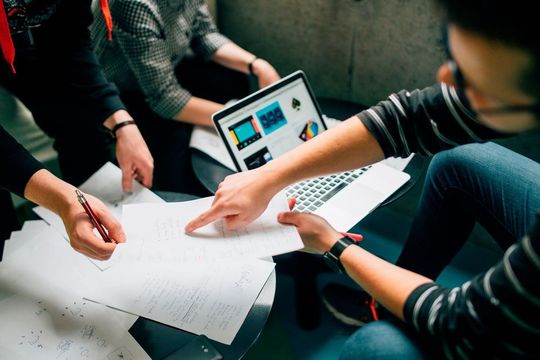 Influencermarketing wird immer beliebter. Diese fünf Tipps zeigen, wie Mitarbeiter als Social-Media-Botschafter eingesetzt werden können. Influencermarketing wird immer beliebter. Diese fünf Tipps zeigen, wie Mitarbeiter als Social-Media-Botschafter eingesetzt werden können.