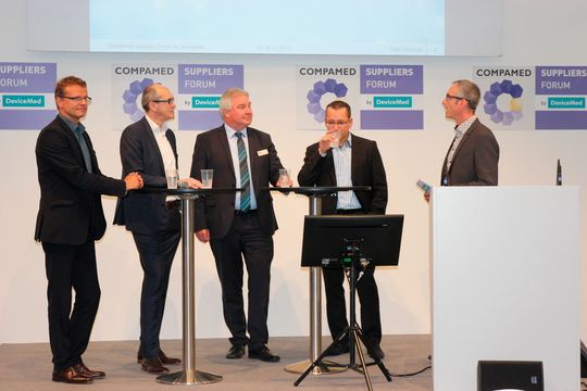 Beim Expertengespräch des Compamed Suppliers Forum by Devicemed diskutieren Experten über Cyber Security in der Medizintechnik. Auf dem Podium (v.l.n.r.): Dr. Oliver Lehmkühler, Cluster-Manager Innovative Medizin NRW, Josef Krojer, Geschäftsführer Sales & Marketing bei System Industrie Electronic Deutschland, Oliver Winzenried, Vorstand und Gründer, Wibu-Systems, sowie Steffen Zimmermann, Leiter des Competence Centers Industrial Security und Geschäftsführer der Arbeitsgemeinschaft „Produkt und Know-how-Schutz“ im VDMA. Rechts im Bild: Moderator Peter Reinhardt, Chefredakteur Devicemed. Beim Expertengespräch des Compamed Suppliers Forum by Devicemed diskutieren Experten über Cyber Security in der Medizintechnik. Auf dem Podium (v.l.n.r.): Dr. Oliver Lehmkühler, Cluster-Manager Innovative Medizin NRW, Josef Krojer, Geschäftsführer Sales & Marketing bei System Industrie Electronic Deutschland, Oliver Winzenried, Vorstand und Gründer, Wibu-Systems, sowie Steffen Zimmermann, Leiter des Competence Centers Industrial Security und Geschäftsführer der Arbeitsgemeinschaft „Produkt und Know-how-Schutz“ im VDMA. Rechts im Bild: Moderator Peter Reinhardt, Chefredakteur Devicemed.