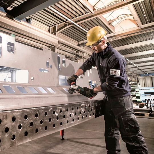 Mit der Akku-Kantenfräse KFM 18 LTX 3 RF von Metabo lassen sich bei größtmöglicher Fasenhöhe mit nur einer Akkuladung bis 90 m Blechkante entgraten. Mit der Akku-Kantenfräse KFM 18 LTX 3 RF von Metabo lassen sich bei größtmöglicher Fasenhöhe mit nur einer Akkuladung bis 90 m Blechkante entgraten.