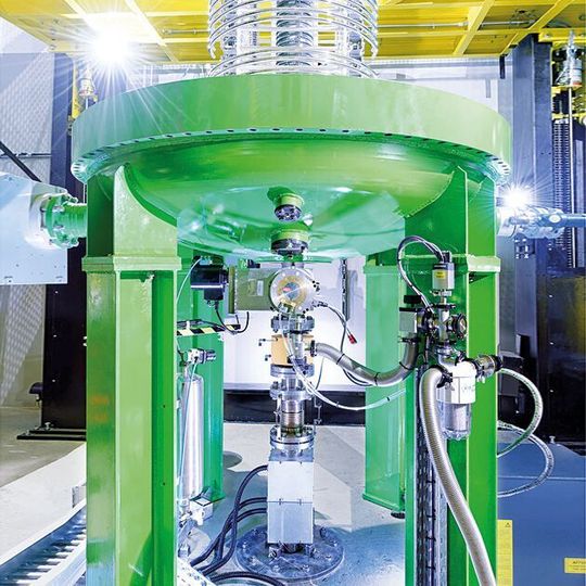 Kunststoff-„Upgrading“ dank Strahlenvernetzung: Energiereiche Beta- oder Gammastrahlen lösen chemische Reaktionen in Kunststoffen aus und führen so zu einer Vernetzung der Moleküle. Kunststoff-„Upgrading“ dank Strahlenvernetzung: Energiereiche Beta- oder Gammastrahlen lösen chemische Reaktionen in Kunststoffen aus und führen so zu einer Vernetzung der Moleküle.