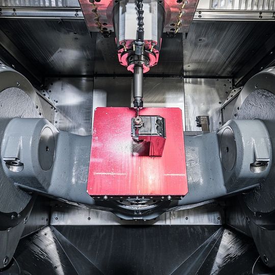 Ein Blick in den Arbeitsraum des BAZ C 22 U mit dem NC-Schwenkrundtisch für die freie Werkstückpositionierung in den Achsen C und A. Ein Blick in den Arbeitsraum des BAZ C 22 U mit dem NC-Schwenkrundtisch für die freie Werkstückpositionierung in den Achsen C und A.