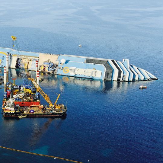 Fast zwei Jahre lag die Costa Concordia vor der Insel Giglio, bevor sie im September 2013 dank eines „Schwimmreifens“ aus luftgefüllten Stahlkästen aufgerichtet werden konnte. Fast zwei Jahre lag die Costa Concordia vor der Insel Giglio, bevor sie im September 2013 dank eines „Schwimmreifens“ aus luftgefüllten Stahlkästen aufgerichtet werden konnte.