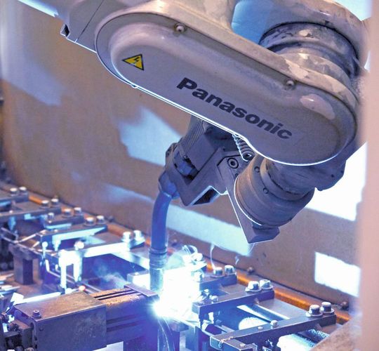 Das SP-MAG-Verfahren wird dabei von einem Roboter des Typs TA-1400 unterstützt. Er hat eine Reichweite von 1600 mm. Die Schweißdraht- und Stromkabelzuführungen verlaufen gut geschützt durch den Arm des TA-Roboters. Das SP-MAG-Verfahren wird dabei von einem Roboter des Typs TA-1400 unterstützt. Er hat eine Reichweite von 1600 mm. Die Schweißdraht- und Stromkabelzuführungen verlaufen gut geschützt durch den Arm des TA-Roboters.