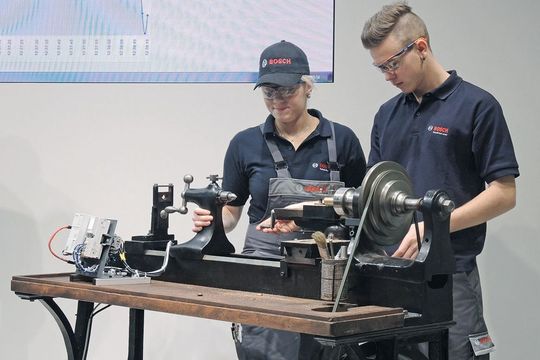 Bosch Rexroth hat an einer alten Drehmaschine bewiesen, dass sich auch alte und sehr alte Maschinen miteinander vernetzen lassen.