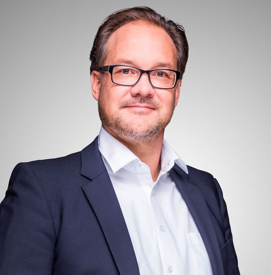 Marketingleiter Thomas Braun: „OP-Personal schätzt die schnelle, berührungslose und sichere Produktentnahme unserer neuen Primärverpackung für Pedikelschrauben.“ Marketingleiter Thomas Braun: „OP-Personal schätzt die schnelle, berührungslose und sichere Produktentnahme unserer neuen Primärverpackung für Pedikelschrauben.“