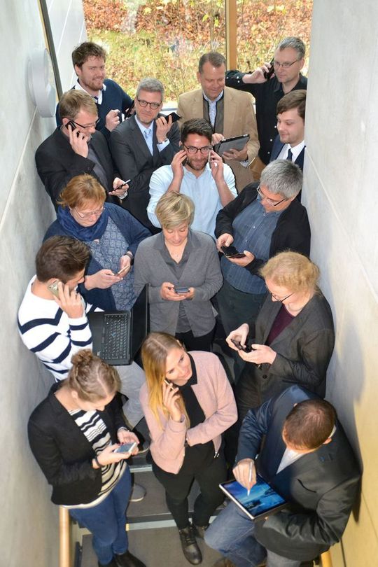 Die Wissensarbeiterinnen und -arbeiter des PräDiTec-Projektkonsortiums zeigen auf, wie die Arbeitswelt künftig aussehen könnte. Die Wissensarbeiterinnen und -arbeiter des PräDiTec-Projektkonsortiums zeigen auf, wie die Arbeitswelt künftig aussehen könnte.