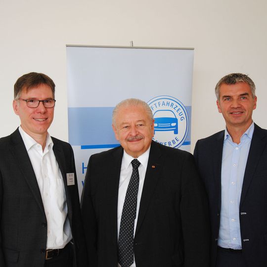 Kamingespräch mit Tradition: (v.li.) Stefan Knapp (Vorsitzender der Geschäftsführung Fuchs Schmierstoffe), Jürgen Karpinski (ZDK-Präsident) und Ralph Rheinboldt (Vorstandsmitglied Fuchs Petrolub). Kamingespräch mit Tradition: (v.li.) Stefan Knapp (Vorsitzender der Geschäftsführung Fuchs Schmierstoffe), Jürgen Karpinski (ZDK-Präsident) und Ralph Rheinboldt (Vorstandsmitglied Fuchs Petrolub).