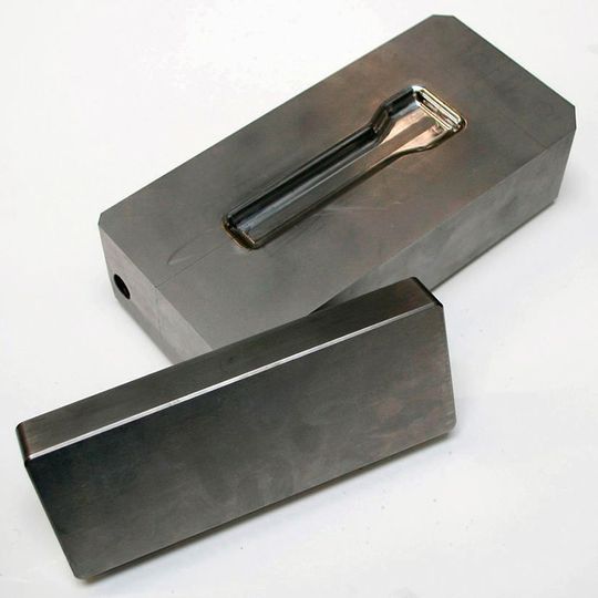 Ein Schmiedegesenk aus dem Forschungsprojekt Halbwarm DLC-2: Wissenschaftler aus Hannover und Braunschweig untersuchen, unter welchen Voraussetzungen Diamond-Like-Carbon-Schichten (DLC-Schichten) den größtmöglichen Verschleißschutz bieten. Ein Schmiedegesenk aus dem Forschungsprojekt Halbwarm DLC-2: Wissenschaftler aus Hannover und Braunschweig untersuchen, unter welchen Voraussetzungen Diamond-Like-Carbon-Schichten (DLC-Schichten) den größtmöglichen Verschleißschutz bieten.