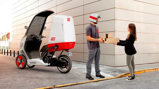 Neben einen zivilen Version für den Zwei-Personen-Betrieb will Torrot auch eine Cargoversion mit großer Ladebox anbieten, für die dann allerdings die Helmpflicht gelten soll.